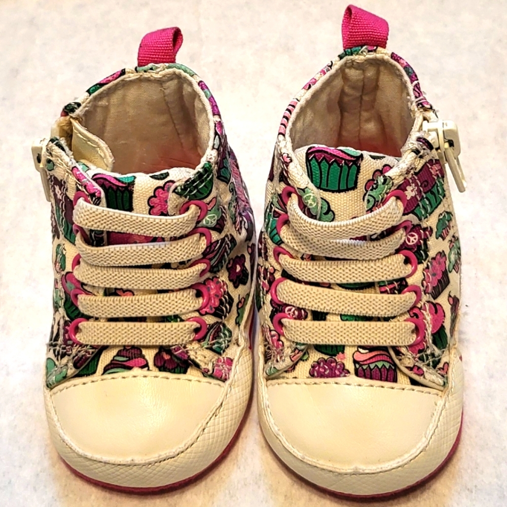 Cupcake pattern baby sneakers